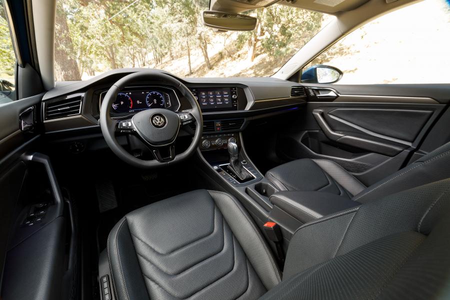 Интерьер Volkswagen Jetta 2018 года  (NA) (фото 5 из 22)